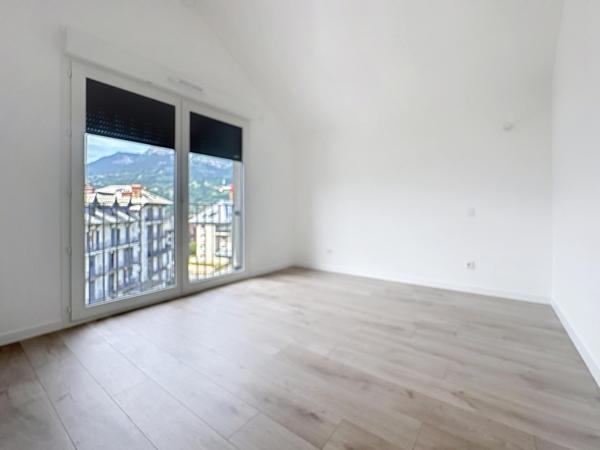 Un cocon chaleureux au pied des montagnes, face au télécabines. L'évasion commence dés la fenêtre.