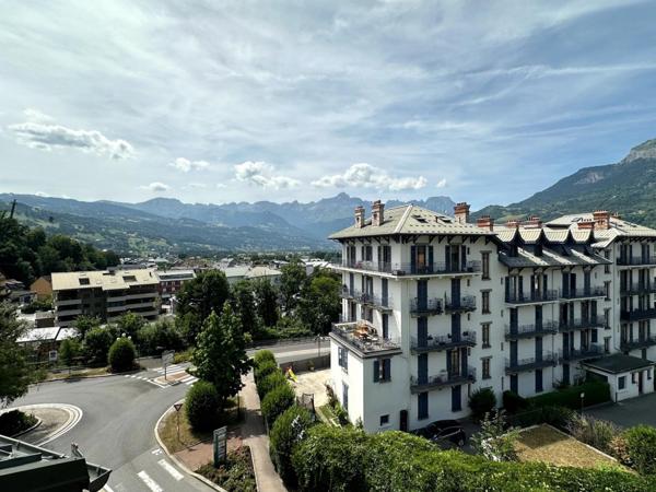 Un cocon chaleureux au pied des montagnes, face au télécabines. L'évasion commence dés la fenêtre.