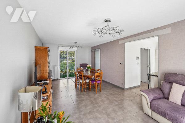 PÉRONNAS – Maison 3 chambres avec cour, garage et cave