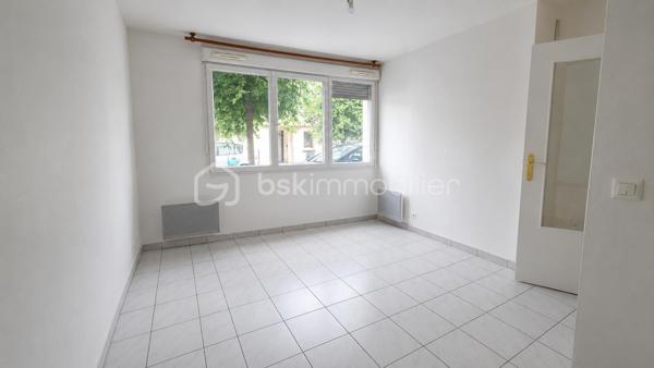 Plein ventre de Corbeil, proche commerces et RER D, beau STUDIO rénové entièrement. Etat impeccable. 

LOCATAIRE EN PLACE.
 Il est vendu loué 570 euros CC (début de bail le 28 juin 2026)

Idéal investissement : RENTABILITE autour des 7 %