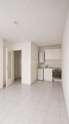 Plein ventre de Corbeil, proche commerces et RER D, beau STUDIO rénové entièrement. Etat impeccable. 

LOCATAIRE EN PLACE.
 Il est vendu loué 570 euros CC (début de bail le 28 juin 2026)

Idéal investissement : RENTABILITE autour des 7 %