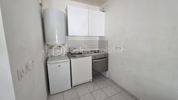 Plein ventre de Corbeil, proche commerces et RER D, beau STUDIO rénové entièrement. Etat impeccable. 

LOCATAIRE EN PLACE.
 Il est vendu loué 570 euros CC (début de bail le 28 juin 2026)

Idéal investissement : RENTABILITE autour des 7 %