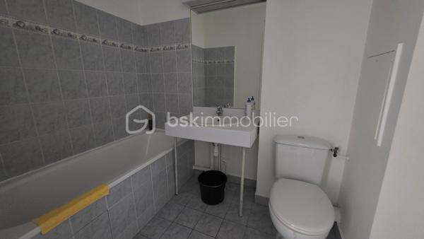 Plein ventre de Corbeil, proche commerces et RER D, beau STUDIO rénové entièrement. Etat impeccable. 

LOCATAIRE EN PLACE.
 Il est vendu loué 570 euros CC (début de bail le 28 juin 2026)

Idéal investissement : RENTABILITE autour des 7 %