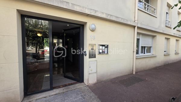 Plein ventre de Corbeil, proche commerces et RER D, beau STUDIO rénové entièrement. Etat impeccable. 

LOCATAIRE EN PLACE.
 Il est vendu loué 570 euros CC (début de bail le 28 juin 2026)

Idéal investissement : RENTABILITE autour des 7 %