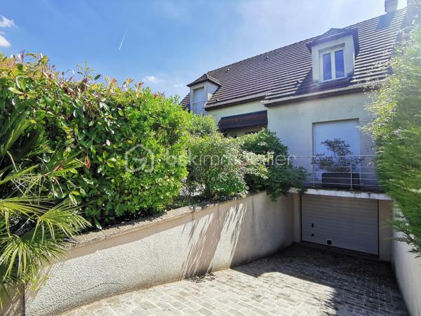 Venez découvrir cette maison traditionnelle parfaitement entretenue, idéale pour une famille en quête d’espace, de confort et d’un environnement pratique au quotidien. Elle bénéficie d’une situation privilégiée à proximité des écoles, collège, lycée, des commerces, des transports, A15 et A115.
Elle se compose d’une entrée avec rangements, d'une cuisine américaine conviviale et séjour double traversant lumineux avec cheminée insert et s'ouvrant de plain-pied sur la terrasse et le jardin, de cinq chambres, dont une chambre en rez-de-chaussée avec salle d’eau privative, d’une salle de bains et de 2 WC indépendants.
Un sous-sol total complète le bien avec garage, salle de sport, buanderie, atelier / chaufferie et pièce de stockage, offrant de nombreux espaces de rangement et d’aménagement.
Le tout sur une parcelle d’environ 460 m².
Les atouts de cette maison :
•	DPE C
•	Orientation sud-ouest
•	Belle luminosité
•	Beaux volumes (superficie au sol de 144 m²) 
•	Cheminée avec insert
•	5 chambres dont une au rez-de-chaussée
•	Sous-sol total
•	Toutes commodités à proximité
Une opportunité à saisir sans tarder !

.