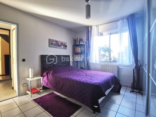 Venez découvrir cette maison traditionnelle parfaitement entretenue, idéale pour une famille en quête d’espace, de confort et d’un environnement pratique au quotidien. Elle bénéficie d’une situation privilégiée à proximité des écoles, collège, lycée, des commerces, des transports, A15 et A115.
Elle se compose d’une entrée avec rangements, d'une cuisine américaine conviviale et séjour double traversant lumineux avec cheminée insert et s'ouvrant de plain-pied sur la terrasse et le jardin, de cinq chambres, dont une chambre en rez-de-chaussée avec salle d’eau privative, d’une salle de bains et de 2 WC indépendants.
Un sous-sol total complète le bien avec garage, salle de sport, buanderie, atelier / chaufferie et pièce de stockage, offrant de nombreux espaces de rangement et d’aménagement.
Le tout sur une parcelle d’environ 460 m².
Les atouts de cette maison :
•	DPE C
•	Orientation sud-ouest
•	Belle luminosité
•	Beaux volumes (superficie au sol de 144 m²) 
•	Cheminée avec insert
•	5 chambres dont une au rez-de-chaussée
•	Sous-sol total
•	Toutes commodités à proximité
Une opportunité à saisir sans tarder !

.