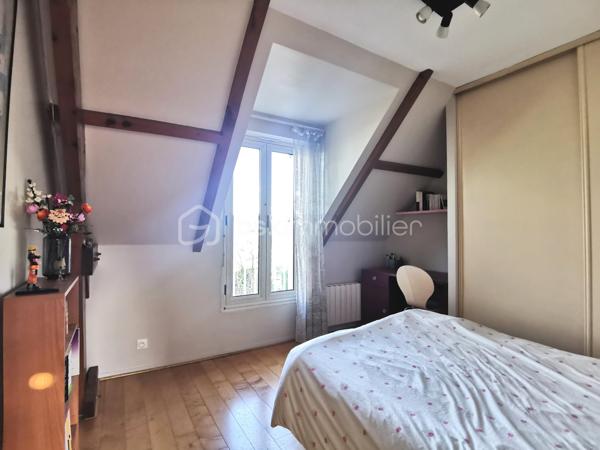 Venez découvrir cette maison traditionnelle parfaitement entretenue, idéale pour une famille en quête d’espace, de confort et d’un environnement pratique au quotidien. Elle bénéficie d’une situation privilégiée à proximité des écoles, collège, lycée, des commerces, des transports, A15 et A115.
Elle se compose d’une entrée avec rangements, d'une cuisine américaine conviviale et séjour double traversant lumineux avec cheminée insert et s'ouvrant de plain-pied sur la terrasse et le jardin, de cinq chambres, dont une chambre en rez-de-chaussée avec salle d’eau privative, d’une salle de bains et de 2 WC indépendants.
Un sous-sol total complète le bien avec garage, salle de sport, buanderie, atelier / chaufferie et pièce de stockage, offrant de nombreux espaces de rangement et d’aménagement.
Le tout sur une parcelle d’environ 460 m².
Les atouts de cette maison :
•	DPE C
•	Orientation sud-ouest
•	Belle luminosité
•	Beaux volumes (superficie au sol de 144 m²) 
•	Cheminée avec insert
•	5 chambres dont une au rez-de-chaussée
•	Sous-sol total
•	Toutes commodités à proximité
Une opportunité à saisir sans tarder !

.