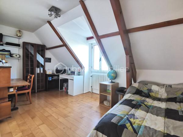 Venez découvrir cette maison traditionnelle parfaitement entretenue, idéale pour une famille en quête d’espace, de confort et d’un environnement pratique au quotidien. Elle bénéficie d’une situation privilégiée à proximité des écoles, collège, lycée, des commerces, des transports, A15 et A115.
Elle se compose d’une entrée avec rangements, d'une cuisine américaine conviviale et séjour double traversant lumineux avec cheminée insert et s'ouvrant de plain-pied sur la terrasse et le jardin, de cinq chambres, dont une chambre en rez-de-chaussée avec salle d’eau privative, d’une salle de bains et de 2 WC indépendants.
Un sous-sol total complète le bien avec garage, salle de sport, buanderie, atelier / chaufferie et pièce de stockage, offrant de nombreux espaces de rangement et d’aménagement.
Le tout sur une parcelle d’environ 460 m².
Les atouts de cette maison :
•	DPE C
•	Orientation sud-ouest
•	Belle luminosité
•	Beaux volumes (superficie au sol de 144 m²) 
•	Cheminée avec insert
•	5 chambres dont une au rez-de-chaussée
•	Sous-sol total
•	Toutes commodités à proximité
Une opportunité à saisir sans tarder !

.