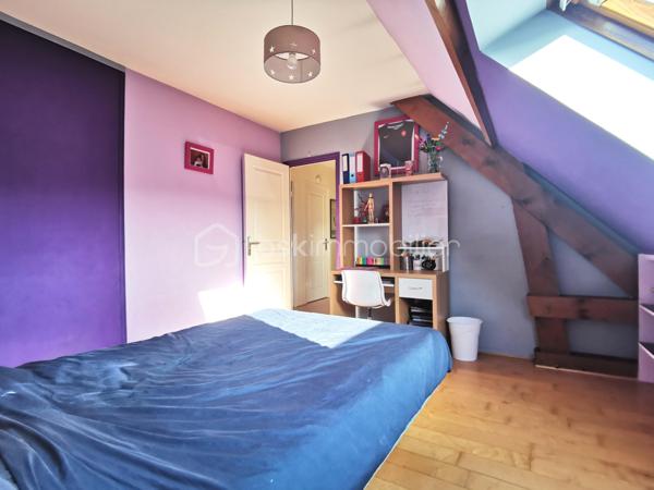Venez découvrir cette maison traditionnelle parfaitement entretenue, idéale pour une famille en quête d’espace, de confort et d’un environnement pratique au quotidien. Elle bénéficie d’une situation privilégiée à proximité des écoles, collège, lycée, des commerces, des transports, A15 et A115.
Elle se compose d’une entrée avec rangements, d'une cuisine américaine conviviale et séjour double traversant lumineux avec cheminée insert et s'ouvrant de plain-pied sur la terrasse et le jardin, de cinq chambres, dont une chambre en rez-de-chaussée avec salle d’eau privative, d’une salle de bains et de 2 WC indépendants.
Un sous-sol total complète le bien avec garage, salle de sport, buanderie, atelier / chaufferie et pièce de stockage, offrant de nombreux espaces de rangement et d’aménagement.
Le tout sur une parcelle d’environ 460 m².
Les atouts de cette maison :
•	DPE C
•	Orientation sud-ouest
•	Belle luminosité
•	Beaux volumes (superficie au sol de 144 m²) 
•	Cheminée avec insert
•	5 chambres dont une au rez-de-chaussée
•	Sous-sol total
•	Toutes commodités à proximité
Une opportunité à saisir sans tarder !

.