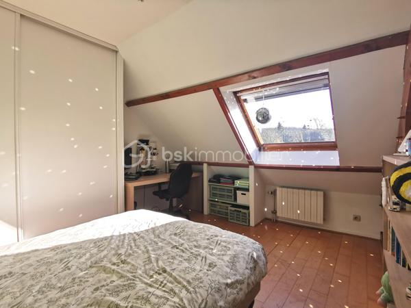 Venez découvrir cette maison traditionnelle parfaitement entretenue, idéale pour une famille en quête d’espace, de confort et d’un environnement pratique au quotidien. Elle bénéficie d’une situation privilégiée à proximité des écoles, collège, lycée, des commerces, des transports, A15 et A115.
Elle se compose d’une entrée avec rangements, d'une cuisine américaine conviviale et séjour double traversant lumineux avec cheminée insert et s'ouvrant de plain-pied sur la terrasse et le jardin, de cinq chambres, dont une chambre en rez-de-chaussée avec salle d’eau privative, d’une salle de bains et de 2 WC indépendants.
Un sous-sol total complète le bien avec garage, salle de sport, buanderie, atelier / chaufferie et pièce de stockage, offrant de nombreux espaces de rangement et d’aménagement.
Le tout sur une parcelle d’environ 460 m².
Les atouts de cette maison :
•	DPE C
•	Orientation sud-ouest
•	Belle luminosité
•	Beaux volumes (superficie au sol de 144 m²) 
•	Cheminée avec insert
•	5 chambres dont une au rez-de-chaussée
•	Sous-sol total
•	Toutes commodités à proximité
Une opportunité à saisir sans tarder !

.