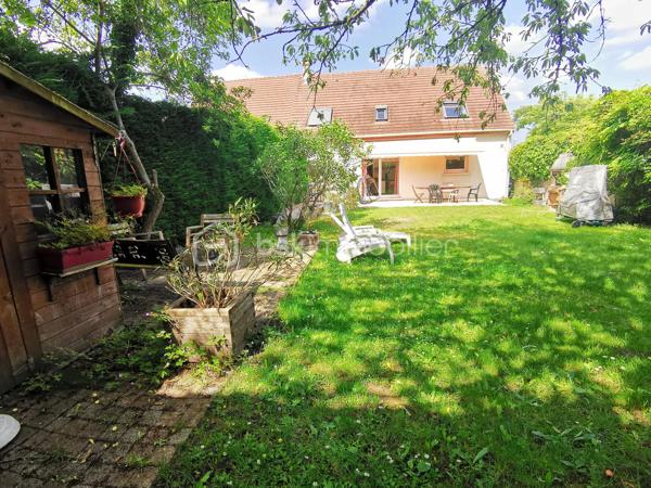 Venez découvrir cette maison traditionnelle parfaitement entretenue, idéale pour une famille en quête d’espace, de confort et d’un environnement pratique au quotidien. Elle bénéficie d’une situation privilégiée à proximité des écoles, collège, lycée, des commerces, des transports, A15 et A115.
Elle se compose d’une entrée avec rangements, d'une cuisine américaine conviviale et séjour double traversant lumineux avec cheminée insert et s'ouvrant de plain-pied sur la terrasse et le jardin, de cinq chambres, dont une chambre en rez-de-chaussée avec salle d’eau privative, d’une salle de bains et de 2 WC indépendants.
Un sous-sol total complète le bien avec garage, salle de sport, buanderie, atelier / chaufferie et pièce de stockage, offrant de nombreux espaces de rangement et d’aménagement.
Le tout sur une parcelle d’environ 460 m².
Les atouts de cette maison :
•	DPE C
•	Orientation sud-ouest
•	Belle luminosité
•	Beaux volumes (superficie au sol de 144 m²) 
•	Cheminée avec insert
•	5 chambres dont une au rez-de-chaussée
•	Sous-sol total
•	Toutes commodités à proximité
Une opportunité à saisir sans tarder !

.