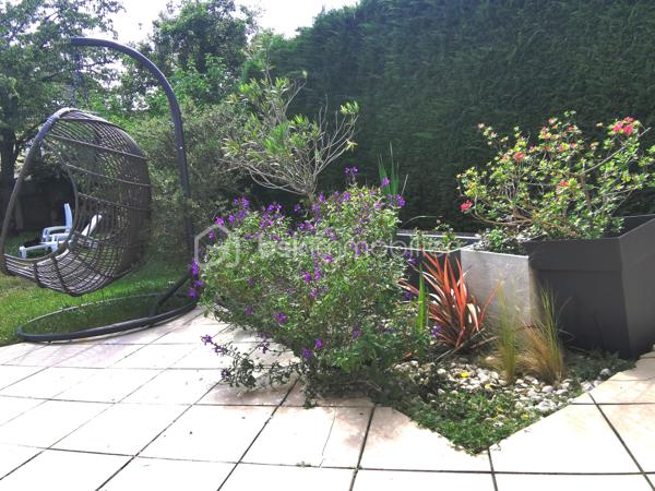 Venez découvrir cette maison traditionnelle parfaitement entretenue, idéale pour une famille en quête d’espace, de confort et d’un environnement pratique au quotidien. Elle bénéficie d’une situation privilégiée à proximité des écoles, collège, lycée, des commerces, des transports, A15 et A115.
Elle se compose d’une entrée avec rangements, d'une cuisine américaine conviviale et séjour double traversant lumineux avec cheminée insert et s'ouvrant de plain-pied sur la terrasse et le jardin, de cinq chambres, dont une chambre en rez-de-chaussée avec salle d’eau privative, d’une salle de bains et de 2 WC indépendants.
Un sous-sol total complète le bien avec garage, salle de sport, buanderie, atelier / chaufferie et pièce de stockage, offrant de nombreux espaces de rangement et d’aménagement.
Le tout sur une parcelle d’environ 460 m².
Les atouts de cette maison :
•	DPE C
•	Orientation sud-ouest
•	Belle luminosité
•	Beaux volumes (superficie au sol de 144 m²) 
•	Cheminée avec insert
•	5 chambres dont une au rez-de-chaussée
•	Sous-sol total
•	Toutes commodités à proximité
Une opportunité à saisir sans tarder !

.