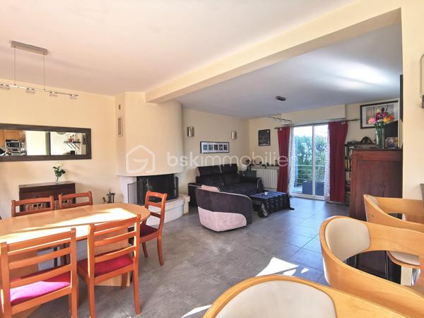 Venez découvrir cette maison traditionnelle parfaitement entretenue, idéale pour une famille en quête d’espace, de confort et d’un environnement pratique au quotidien. Elle bénéficie d’une situation privilégiée à proximité des écoles, collège, lycée, des commerces, des transports, A15 et A115.
Elle se compose d’une entrée avec rangements, d'une cuisine américaine conviviale et séjour double traversant lumineux avec cheminée insert et s'ouvrant de plain-pied sur la terrasse et le jardin, de cinq chambres, dont une chambre en rez-de-chaussée avec salle d’eau privative, d’une salle de bains et de 2 WC indépendants.
Un sous-sol total complète le bien avec garage, salle de sport, buanderie, atelier / chaufferie et pièce de stockage, offrant de nombreux espaces de rangement et d’aménagement.
Le tout sur une parcelle d’environ 460 m².
Les atouts de cette maison :
•	DPE C
•	Orientation sud-ouest
•	Belle luminosité
•	Beaux volumes (superficie au sol de 144 m²) 
•	Cheminée avec insert
•	5 chambres dont une au rez-de-chaussée
•	Sous-sol total
•	Toutes commodités à proximité
Une opportunité à saisir sans tarder !

.
