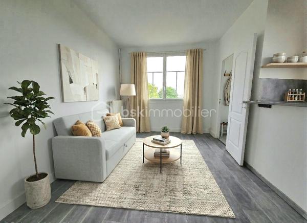 Studio libre de 24,74 M2 situé au 3èm étage avec ascenseur, dans une résidence fermée et sécurisée à 9minutes à pied de la gare.
Une entrée, un espace de vie avec une cuisine ouverte aménagée mais non équipée, une salle d'eau et un WC séparée.