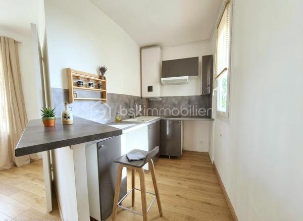 Studio libre de 24,74 M2 situé au 3èm étage avec ascenseur, dans une résidence fermée et sécurisée à 9minutes à pied de la gare.
Une entrée, un espace de vie avec une cuisine ouverte aménagée mais non équipée, une salle d'eau et un WC séparée.
