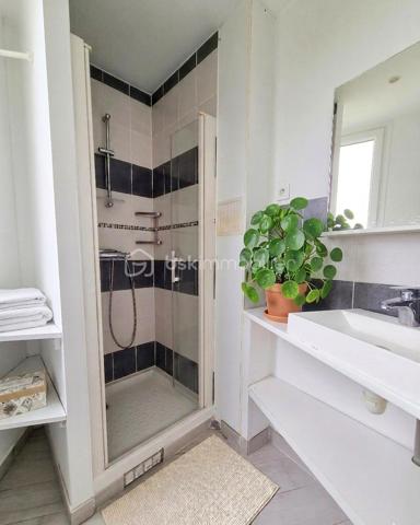 Studio libre de 24,74 M2 situé au 3èm étage avec ascenseur, dans une résidence fermée et sécurisée à 9minutes à pied de la gare.
Une entrée, un espace de vie avec une cuisine ouverte aménagée mais non équipée, une salle d'eau et un WC séparée.