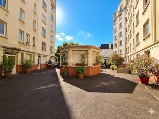 Studio libre de 24,74 M2 situé au 3èm étage avec ascenseur, dans une résidence fermée et sécurisée à 9minutes à pied de la gare.
Une entrée, un espace de vie avec une cuisine ouverte aménagée mais non équipée, une salle d'eau et un WC séparée.