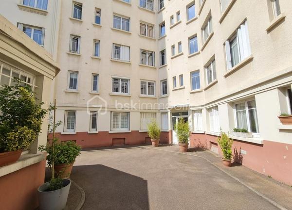 Studio libre de 24,74 M2 situé au 3èm étage avec ascenseur, dans une résidence fermée et sécurisée à 9minutes à pied de la gare.
Une entrée, un espace de vie avec une cuisine ouverte aménagée mais non équipée, une salle d'eau et un WC séparée.