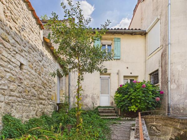 Charmante maison de village avec piscine et dépendance