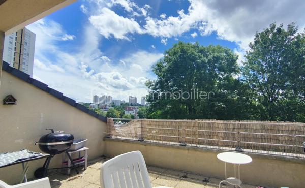 Découvrez en exclusivité, rue Max Jacob, un appartement 4 pièces de 83m² situé au 3ème et dernier étage avec ascenseur au sein d'une petite copropriété récente de 2008.

Le bien dispose de 2 terrasses dont une plein sud, d’une place de parking en sous-sol et d’un local vélos/poussette.

Agencement : 
Entrée avec rangements
Séjour
Cuisine indépendante
3 chambres dont une avec salle d’eau
Salle de bains
WC séparés

Secteur résidentiel, proche commodités et transports : 
A 10 min à pied métro ligne 11 Coteaux beauclair et 17 min du RER E de Noisy le sec.

Travaux à prévoir (prises électriques, plinthes, peintures...)

A vos appels !