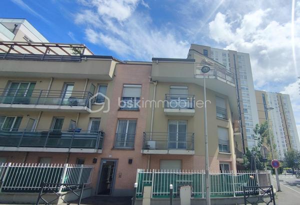 Découvrez en exclusivité, rue Max Jacob, un appartement 4 pièces de 83m² situé au 3ème et dernier étage avec ascenseur au sein d'une petite copropriété récente de 2008.

Le bien dispose de 2 terrasses dont une plein sud, d’une place de parking en sous-sol et d’un local vélos/poussette.

Agencement : 
Entrée avec rangements
Séjour
Cuisine indépendante
3 chambres dont une avec salle d’eau
Salle de bains
WC séparés

Secteur résidentiel, proche commodités et transports : 
A 10 min à pied métro ligne 11 Coteaux beauclair et 17 min du RER E de Noisy le sec.

Travaux à prévoir (prises électriques, plinthes, peintures...)

A vos appels !