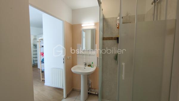 Découvrez en exclusivité, rue Max Jacob, un appartement 4 pièces de 83m² situé au 3ème et dernier étage avec ascenseur au sein d'une petite copropriété récente de 2008.

Le bien dispose de 2 terrasses dont une plein sud, d’une place de parking en sous-sol et d’un local vélos/poussette.

Agencement : 
Entrée avec rangements
Séjour
Cuisine indépendante
3 chambres dont une avec salle d’eau
Salle de bains
WC séparés

Secteur résidentiel, proche commodités et transports : 
A 10 min à pied métro ligne 11 Coteaux beauclair et 17 min du RER E de Noisy le sec.

Travaux à prévoir (prises électriques, plinthes, peintures...)

A vos appels !