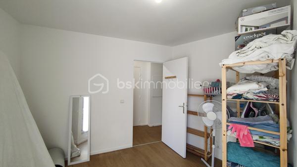 Découvrez en exclusivité, rue Max Jacob, un appartement 4 pièces de 83m² situé au 3ème et dernier étage avec ascenseur au sein d'une petite copropriété récente de 2008.

Le bien dispose de 2 terrasses dont une plein sud, d’une place de parking en sous-sol et d’un local vélos/poussette.

Agencement : 
Entrée avec rangements
Séjour
Cuisine indépendante
3 chambres dont une avec salle d’eau
Salle de bains
WC séparés

Secteur résidentiel, proche commodités et transports : 
A 10 min à pied métro ligne 11 Coteaux beauclair et 17 min du RER E de Noisy le sec.

Travaux à prévoir (prises électriques, plinthes, peintures...)

A vos appels !