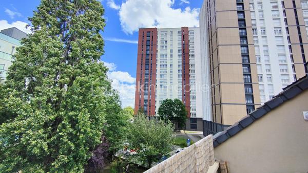 Découvrez en exclusivité, rue Max Jacob, un appartement 4 pièces de 83m² situé au 3ème et dernier étage avec ascenseur au sein d'une petite copropriété récente de 2008.

Le bien dispose de 2 terrasses dont une plein sud, d’une place de parking en sous-sol et d’un local vélos/poussette.

Agencement : 
Entrée avec rangements
Séjour
Cuisine indépendante
3 chambres dont une avec salle d’eau
Salle de bains
WC séparés

Secteur résidentiel, proche commodités et transports : 
A 10 min à pied métro ligne 11 Coteaux beauclair et 17 min du RER E de Noisy le sec.

Travaux à prévoir (prises électriques, plinthes, peintures...)

A vos appels !