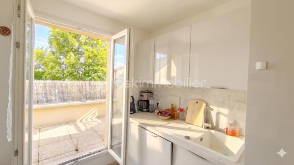 Découvrez en exclusivité, rue Max Jacob, un appartement 4 pièces de 83m² situé au 3ème et dernier étage avec ascenseur au sein d'une petite copropriété récente de 2008.

Le bien dispose de 2 terrasses dont une plein sud, d’une place de parking en sous-sol et d’un local vélos/poussette.

Agencement : 
Entrée avec rangements
Séjour
Cuisine indépendante
3 chambres dont une avec salle d’eau
Salle de bains
WC séparés

Secteur résidentiel, proche commodités et transports : 
A 10 min à pied métro ligne 11 Coteaux beauclair et 17 min du RER E de Noisy le sec.

Travaux à prévoir (prises électriques, plinthes, peintures...)

A vos appels !
