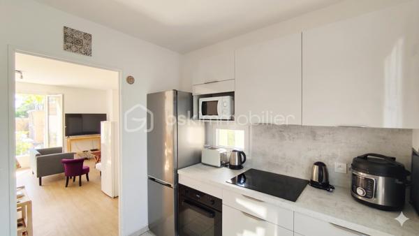 Découvrez en exclusivité, rue Max Jacob, un appartement 4 pièces de 83m² situé au 3ème et dernier étage avec ascenseur au sein d'une petite copropriété récente de 2008.

Le bien dispose de 2 terrasses dont une plein sud, d’une place de parking en sous-sol et d’un local vélos/poussette.

Agencement : 
Entrée avec rangements
Séjour
Cuisine indépendante
3 chambres dont une avec salle d’eau
Salle de bains
WC séparés

Secteur résidentiel, proche commodités et transports : 
A 10 min à pied métro ligne 11 Coteaux beauclair et 17 min du RER E de Noisy le sec.

Travaux à prévoir (prises électriques, plinthes, peintures...)

A vos appels !