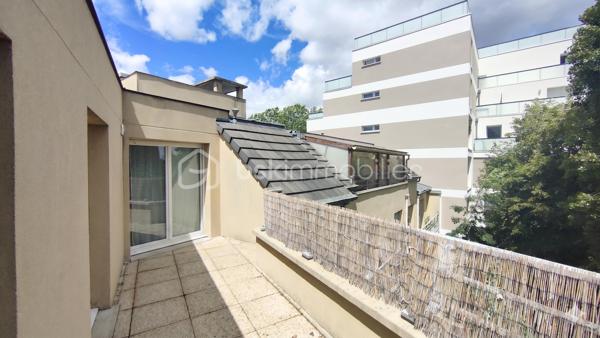 Découvrez en exclusivité, rue Max Jacob, un appartement 4 pièces de 83m² situé au 3ème et dernier étage avec ascenseur au sein d'une petite copropriété récente de 2008.

Le bien dispose de 2 terrasses dont une plein sud, d’une place de parking en sous-sol et d’un local vélos/poussette.

Agencement : 
Entrée avec rangements
Séjour
Cuisine indépendante
3 chambres dont une avec salle d’eau
Salle de bains
WC séparés

Secteur résidentiel, proche commodités et transports : 
A 10 min à pied métro ligne 11 Coteaux beauclair et 17 min du RER E de Noisy le sec.

Travaux à prévoir (prises électriques, plinthes, peintures...)

A vos appels !