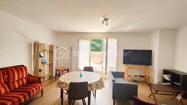 Découvrez en exclusivité, rue Max Jacob, un appartement 4 pièces de 83m² situé au 3ème et dernier étage avec ascenseur au sein d'une petite copropriété récente de 2008.

Le bien dispose de 2 terrasses dont une plein sud, d’une place de parking en sous-sol et d’un local vélos/poussette.

Agencement : 
Entrée avec rangements
Séjour
Cuisine indépendante
3 chambres dont une avec salle d’eau
Salle de bains
WC séparés

Secteur résidentiel, proche commodités et transports : 
A 10 min à pied métro ligne 11 Coteaux beauclair et 17 min du RER E de Noisy le sec.

Travaux à prévoir (prises électriques, plinthes, peintures...)

A vos appels !