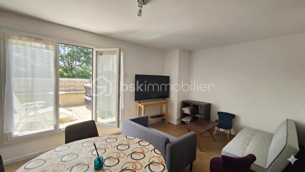 Découvrez en exclusivité, rue Max Jacob, un appartement 4 pièces de 83m² situé au 3ème et dernier étage avec ascenseur au sein d'une petite copropriété récente de 2008.

Le bien dispose de 2 terrasses dont une plein sud, d’une place de parking en sous-sol et d’un local vélos/poussette.

Agencement : 
Entrée avec rangements
Séjour
Cuisine indépendante
3 chambres dont une avec salle d’eau
Salle de bains
WC séparés

Secteur résidentiel, proche commodités et transports : 
A 10 min à pied métro ligne 11 Coteaux beauclair et 17 min du RER E de Noisy le sec.

Travaux à prévoir (prises électriques, plinthes, peintures...)

A vos appels !