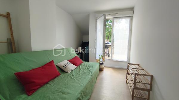Découvrez en exclusivité, rue Max Jacob, un appartement 4 pièces de 83m² situé au 3ème et dernier étage avec ascenseur au sein d'une petite copropriété récente de 2008.

Le bien dispose de 2 terrasses dont une plein sud, d’une place de parking en sous-sol et d’un local vélos/poussette.

Agencement : 
Entrée avec rangements
Séjour
Cuisine indépendante
3 chambres dont une avec salle d’eau
Salle de bains
WC séparés

Secteur résidentiel, proche commodités et transports : 
A 10 min à pied métro ligne 11 Coteaux beauclair et 17 min du RER E de Noisy le sec.

Travaux à prévoir (prises électriques, plinthes, peintures...)

A vos appels !