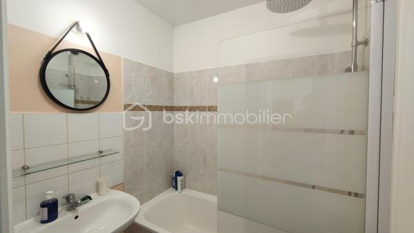 Découvrez en exclusivité, rue Max Jacob, un appartement 4 pièces de 83m² situé au 3ème et dernier étage avec ascenseur au sein d'une petite copropriété récente de 2008.

Le bien dispose de 2 terrasses dont une plein sud, d’une place de parking en sous-sol et d’un local vélos/poussette.

Agencement : 
Entrée avec rangements
Séjour
Cuisine indépendante
3 chambres dont une avec salle d’eau
Salle de bains
WC séparés

Secteur résidentiel, proche commodités et transports : 
A 10 min à pied métro ligne 11 Coteaux beauclair et 17 min du RER E de Noisy le sec.

Travaux à prévoir (prises électriques, plinthes, peintures...)

A vos appels !