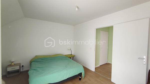 Découvrez en exclusivité, rue Max Jacob, un appartement 4 pièces de 83m² situé au 3ème et dernier étage avec ascenseur au sein d'une petite copropriété récente de 2008.

Le bien dispose de 2 terrasses dont une plein sud, d’une place de parking en sous-sol et d’un local vélos/poussette.

Agencement : 
Entrée avec rangements
Séjour
Cuisine indépendante
3 chambres dont une avec salle d’eau
Salle de bains
WC séparés

Secteur résidentiel, proche commodités et transports : 
A 10 min à pied métro ligne 11 Coteaux beauclair et 17 min du RER E de Noisy le sec.

Travaux à prévoir (prises électriques, plinthes, peintures...)

A vos appels !