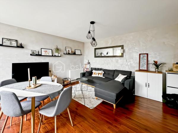 Coup de coeur pour ce charmant appartement refait avec gout, au 2ème et dernier étage d'une copropriété bien entretenue et très calme à deux pas du centre ville et de ses commodités. RER A Noisy le Grand à 10 minutes à pieds.
Il se compose: d'une entrée, d'un séjour lumineux avec cuisine ouverte aménagée et équipée, balcon avec vue dégagée orienté ouest, WC séparés, salle de bain, chambre avec placard.
Un box fermé en sous-sol complète le tout

Un bien rare à ne pas manquer! Me contacter rapidement pour une visite!