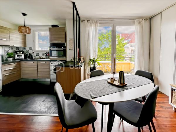 Coup de coeur pour ce charmant appartement refait avec gout, au 2ème et dernier étage d'une copropriété bien entretenue et très calme à deux pas du centre ville et de ses commodités. RER A Noisy le Grand à 10 minutes à pieds.
Il se compose: d'une entrée, d'un séjour lumineux avec cuisine ouverte aménagée et équipée, balcon avec vue dégagée orienté ouest, WC séparés, salle de bain, chambre avec placard.
Un box fermé en sous-sol complète le tout

Un bien rare à ne pas manquer! Me contacter rapidement pour une visite!