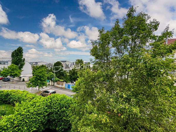 Coup de coeur pour ce charmant appartement refait avec gout, au 2ème et dernier étage d'une copropriété bien entretenue et très calme à deux pas du centre ville et de ses commodités. RER A Noisy le Grand à 10 minutes à pieds.
Il se compose: d'une entrée, d'un séjour lumineux avec cuisine ouverte aménagée et équipée, balcon avec vue dégagée orienté ouest, WC séparés, salle de bain, chambre avec placard.
Un box fermé en sous-sol complète le tout

Un bien rare à ne pas manquer! Me contacter rapidement pour une visite!