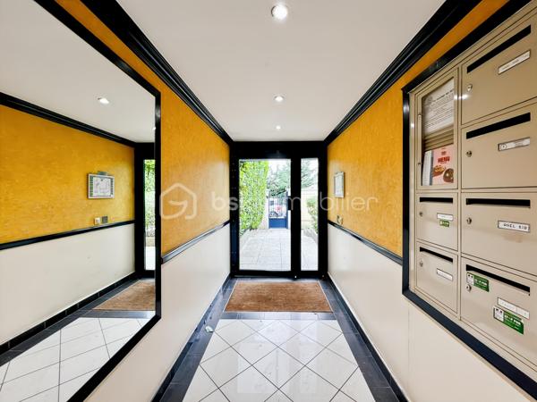 Coup de coeur pour ce charmant appartement refait avec gout, au 2ème et dernier étage d'une copropriété bien entretenue et très calme à deux pas du centre ville et de ses commodités. RER A Noisy le Grand à 10 minutes à pieds.
Il se compose: d'une entrée, d'un séjour lumineux avec cuisine ouverte aménagée et équipée, balcon avec vue dégagée orienté ouest, WC séparés, salle de bain, chambre avec placard.
Un box fermé en sous-sol complète le tout

Un bien rare à ne pas manquer! Me contacter rapidement pour une visite!