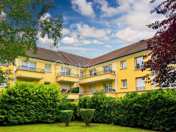 Coup de cœur — Charmant 2 pièces rénové avec goût (Dernier étage)

Au 2ᵉ et dernier étage d'une copropriété calme et parfaitement entretenue (ravalement récent), découvrez ce superbe appartement idéalement situé à deux pas du centre-ville, des commerces et à seulement 10 minutes à pied du RER A (Noisy-le-Grand).

Il se compose de :

    Une entrée fonctionnelle ;

    Un séjour lumineux prolongé par un balcon orienté ouest offrant une vue dégagée ;

    Une cuisine ouverte, aménagée et équipée ;

    Une chambre avec placard intégré ;

    Une salle de bains et un WC séparé.

Les plus :

    Aucun travail à prévoir (appartement et copropriété) ;

    Un box fermé en sous-sol completant ce bien.

Un bien rare sur le secteur. Contactez-moi rapidement pour organiser une visite !