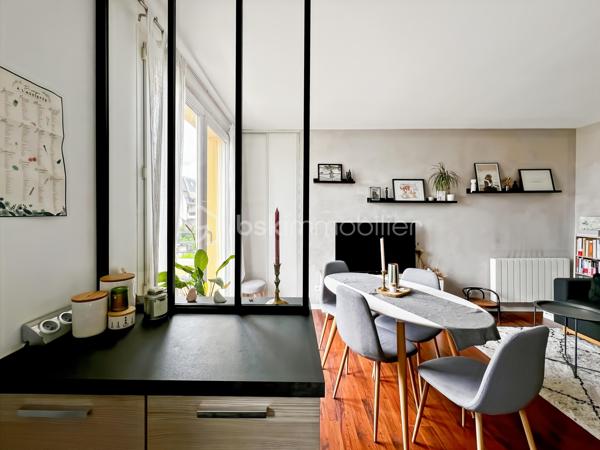 Coup de coeur pour ce charmant appartement refait avec gout, au 2ème et dernier étage d'une copropriété bien entretenue et très calme à deux pas du centre ville et de ses commodités. RER A Noisy le Grand à 10 minutes à pieds.
Il se compose: d'une entrée, d'un séjour lumineux avec cuisine ouverte aménagée et équipée, balcon avec vue dégagée orienté ouest, WC séparés, salle de bain, chambre avec placard.
Un box fermé en sous-sol complète le tout

Un bien rare à ne pas manquer! Me contacter rapidement pour une visite!