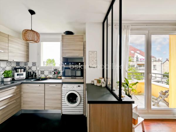 Coup de coeur pour ce charmant appartement refait avec gout, au 2ème et dernier étage d'une copropriété bien entretenue et très calme à deux pas du centre ville et de ses commodités. RER A Noisy le Grand à 10 minutes à pieds.
Il se compose: d'une entrée, d'un séjour lumineux avec cuisine ouverte aménagée et équipée, balcon avec vue dégagée orienté ouest, WC séparés, salle de bain, chambre avec placard.
Un box fermé en sous-sol complète le tout

Un bien rare à ne pas manquer! Me contacter rapidement pour une visite!