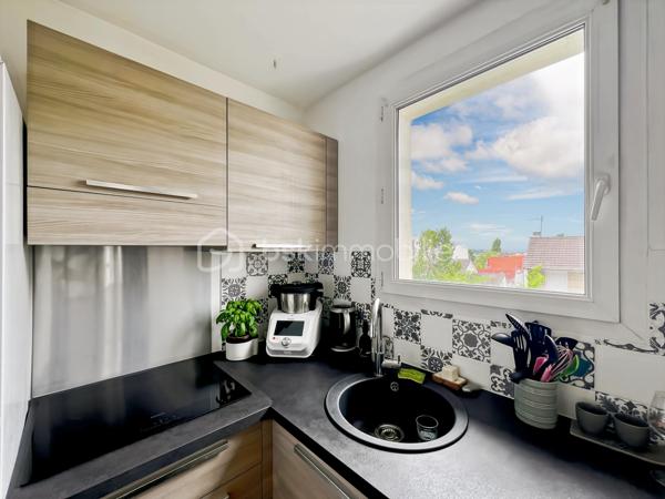 Coup de coeur pour ce charmant appartement refait avec gout, au 2ème et dernier étage d'une copropriété bien entretenue et très calme à deux pas du centre ville et de ses commodités. RER A Noisy le Grand à 10 minutes à pieds.
Il se compose: d'une entrée, d'un séjour lumineux avec cuisine ouverte aménagée et équipée, balcon avec vue dégagée orienté ouest, WC séparés, salle de bain, chambre avec placard.
Un box fermé en sous-sol complète le tout

Un bien rare à ne pas manquer! Me contacter rapidement pour une visite!