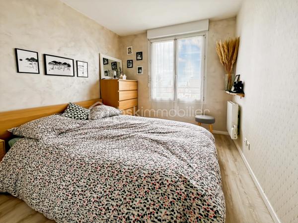 Coup de coeur pour ce charmant appartement refait avec gout, au 2ème et dernier étage d'une copropriété bien entretenue et très calme à deux pas du centre ville et de ses commodités. RER A Noisy le Grand à 10 minutes à pieds.
Il se compose: d'une entrée, d'un séjour lumineux avec cuisine ouverte aménagée et équipée, balcon avec vue dégagée orienté ouest, WC séparés, salle de bain, chambre avec placard.
Un box fermé en sous-sol complète le tout

Un bien rare à ne pas manquer! Me contacter rapidement pour une visite!