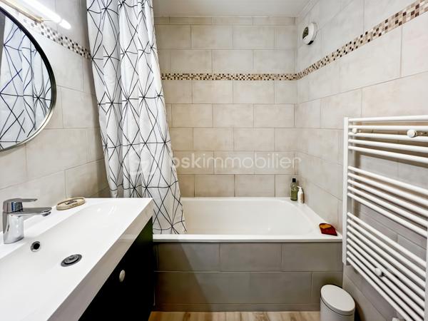 Coup de coeur pour ce charmant appartement refait avec gout, au 2ème et dernier étage d'une copropriété bien entretenue et très calme à deux pas du centre ville et de ses commodités. RER A Noisy le Grand à 10 minutes à pieds.
Il se compose: d'une entrée, d'un séjour lumineux avec cuisine ouverte aménagée et équipée, balcon avec vue dégagée orienté ouest, WC séparés, salle de bain, chambre avec placard.
Un box fermé en sous-sol complète le tout

Un bien rare à ne pas manquer! Me contacter rapidement pour une visite!