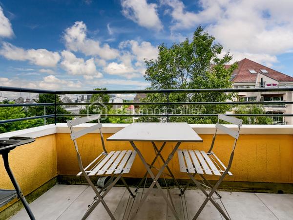 Coup de coeur pour ce charmant appartement refait avec gout, au 2ème et dernier étage d'une copropriété bien entretenue et très calme à deux pas du centre ville et de ses commodités. RER A Noisy le Grand à 10 minutes à pieds.
Il se compose: d'une entrée, d'un séjour lumineux avec cuisine ouverte aménagée et équipée, balcon avec vue dégagée orienté ouest, WC séparés, salle de bain, chambre avec placard.
Un box fermé en sous-sol complète le tout

Un bien rare à ne pas manquer! Me contacter rapidement pour une visite!