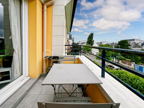 Coup de coeur pour ce charmant appartement refait avec gout, au 2ème et dernier étage d'une copropriété bien entretenue et très calme à deux pas du centre ville et de ses commodités. RER A Noisy le Grand à 10 minutes à pieds.
Il se compose: d'une entrée, d'un séjour lumineux avec cuisine ouverte aménagée et équipée, balcon avec vue dégagée orienté ouest, WC séparés, salle de bain, chambre avec placard.
Un box fermé en sous-sol complète le tout

Un bien rare à ne pas manquer! Me contacter rapidement pour une visite!
