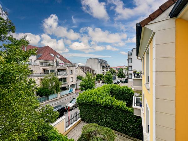 Coup de coeur pour ce charmant appartement refait avec gout, au 2ème et dernier étage d'une copropriété bien entretenue et très calme à deux pas du centre ville et de ses commodités. RER A Noisy le Grand à 10 minutes à pieds.
Il se compose: d'une entrée, d'un séjour lumineux avec cuisine ouverte aménagée et équipée, balcon avec vue dégagée orienté ouest, WC séparés, salle de bain, chambre avec placard.
Un box fermé en sous-sol complète le tout

Un bien rare à ne pas manquer! Me contacter rapidement pour une visite!