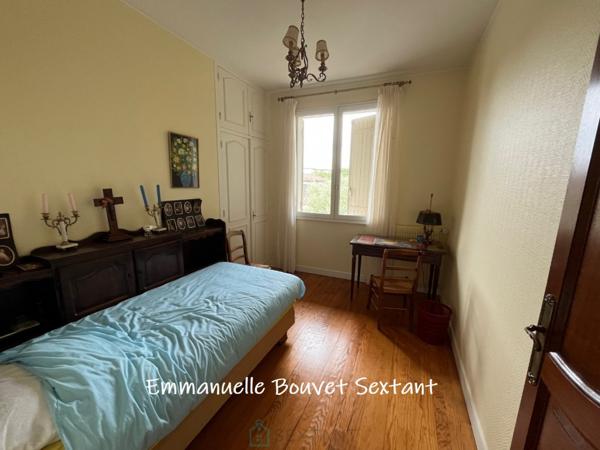 BERGERAC centre-ville, 4 chambres, 2 sdb, bureau, double-garage, jardin clos, piscine, sous-sol